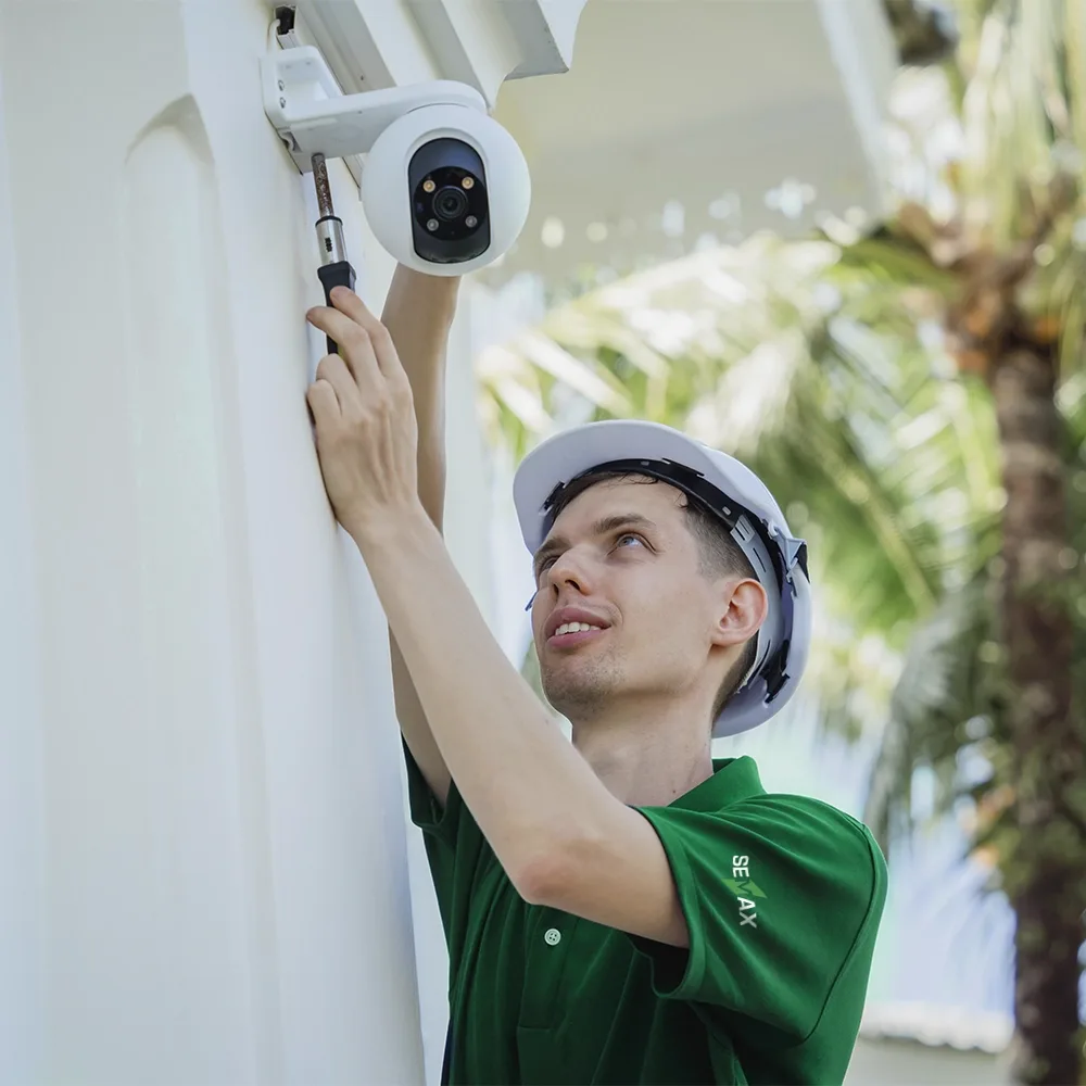 Técnico Semax instalando câmera de segurança